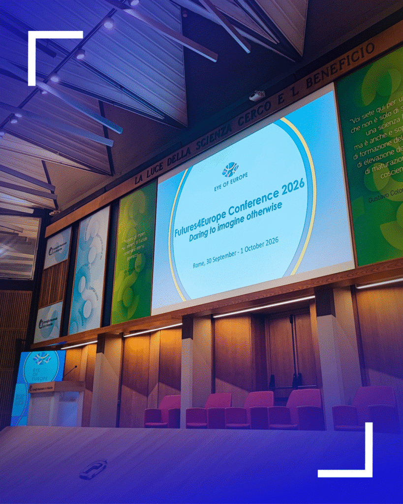 Konferenzsaal der Futures4Europe 2026 in Rom mit der Leinwand „Daring to imagine otherwise“